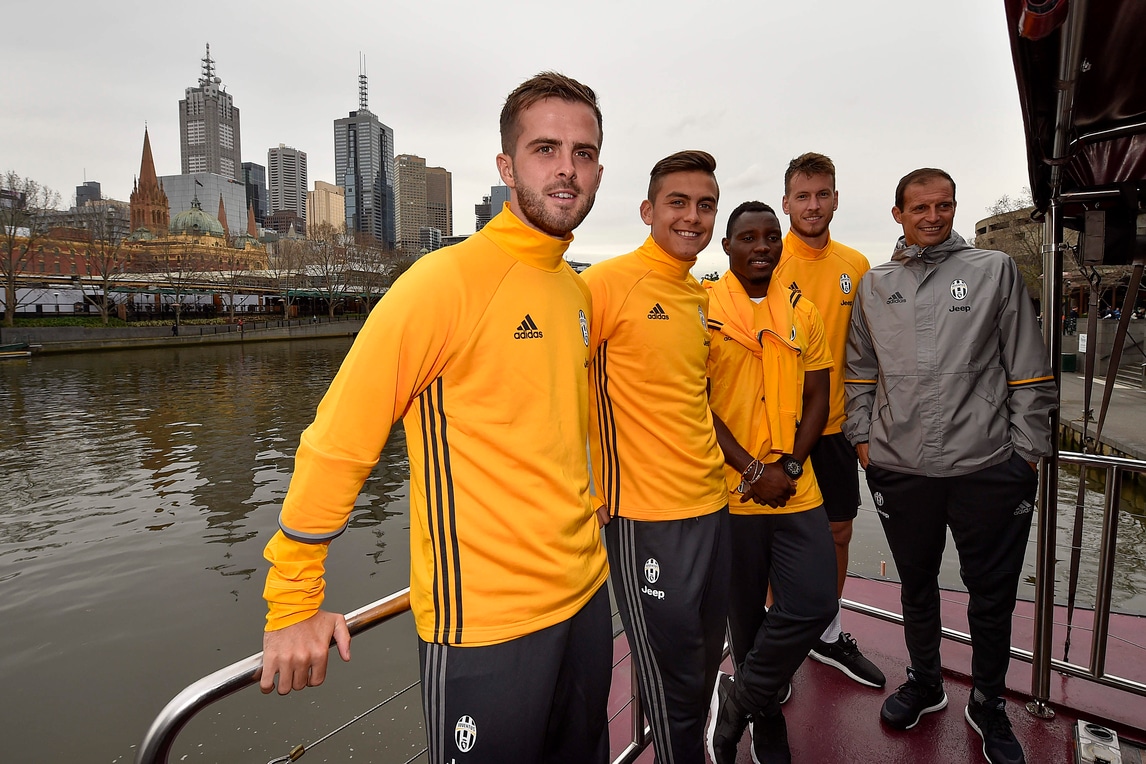 Juventus, che show l'allenamento sotto i grattacieli di Melbourne