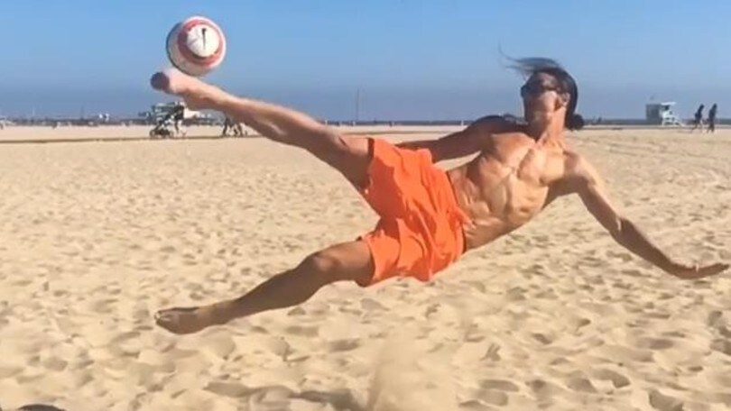 Ibrahimovic regala magie anche in spiaggia