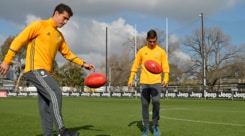 Juve, Dybala e Hernanes al palleggio con il pallone da football
