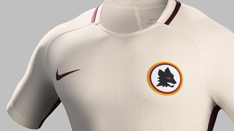 Serie A Roma, presentata la seconda maglia. Cori contro Pjanic e la Juventus