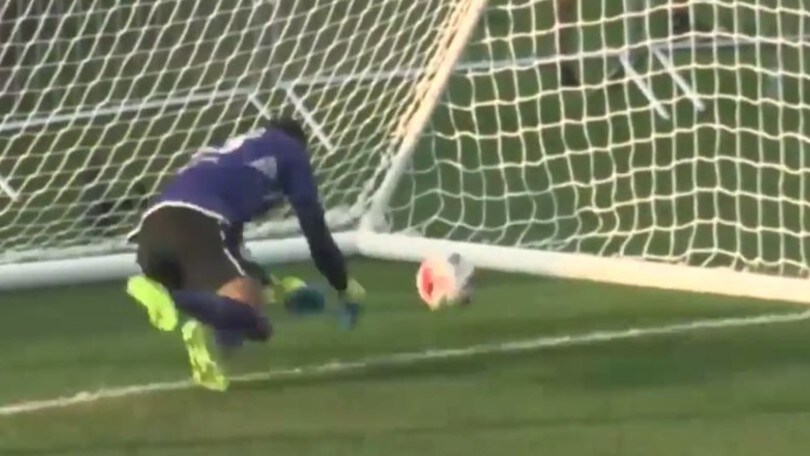 Il portiere combina un pasticcio, ecco l'autogol dell'anno
