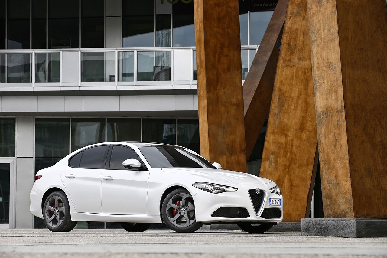Alfa Romeo Giulia, a listino il 2.0 Turbo benzina
