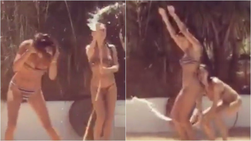Belen Rodriguez e la sorella Cecilia si rinfrescano così