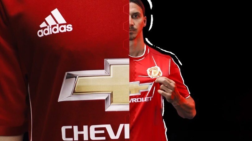 Manchester United, Ibrahimovic svela la nuova maglia