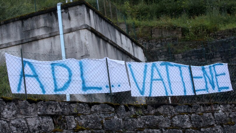 Napoli, i tifosi attaccano De Laurentiis: «Ora vattene»