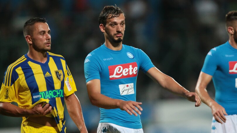 Napoli-Trento 4-0, contestazioni per l'addio di Higuain