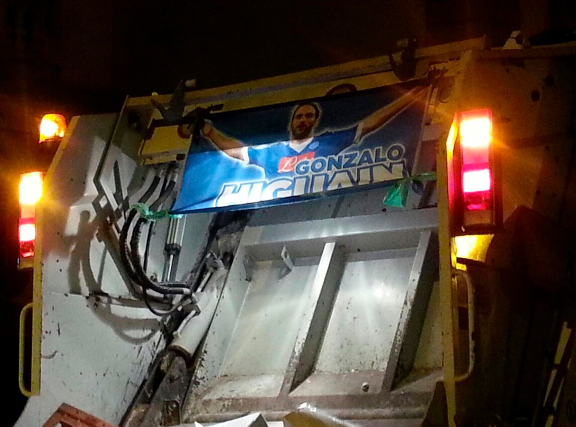 Napoli, la faccia di Higuain sul camion dei rifiuti