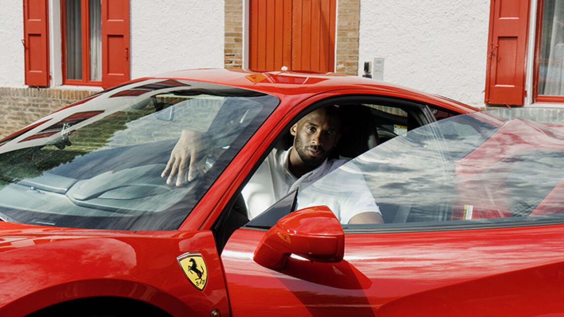 Kobe Bryant, la leggenda in visita alla Ferrari: foto