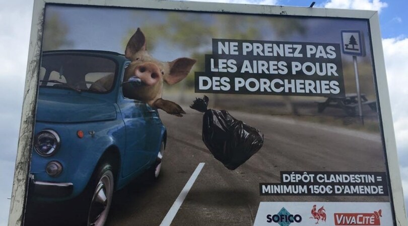 Un maiale tira immondizia dalla Fiat 500, parte la polemica con il Belgio
