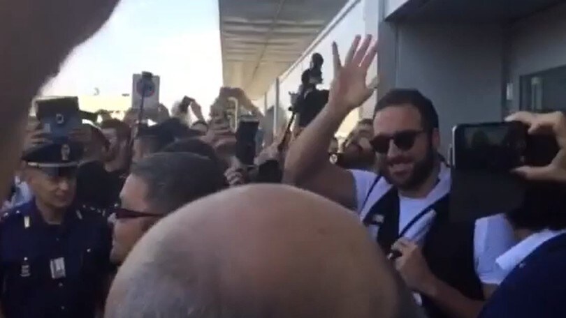 Juventus, Higuain sbarca a Caselle: subito sciarpa bianconera al colllo per il Pipita