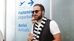 Higuain è sbarcato nel mondo Juventus: sciarpa bianconera e foto con i tifosi