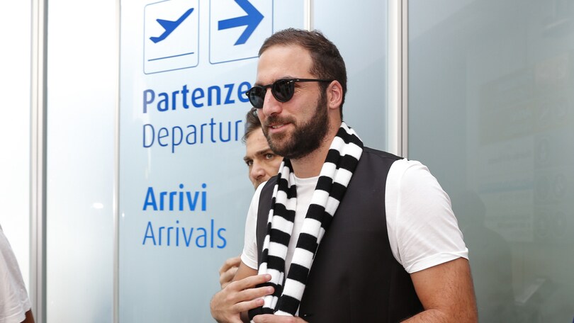 Higuain è sbarcato nel mondo Juventus: sciarpa bianconera e foto con i tifosi