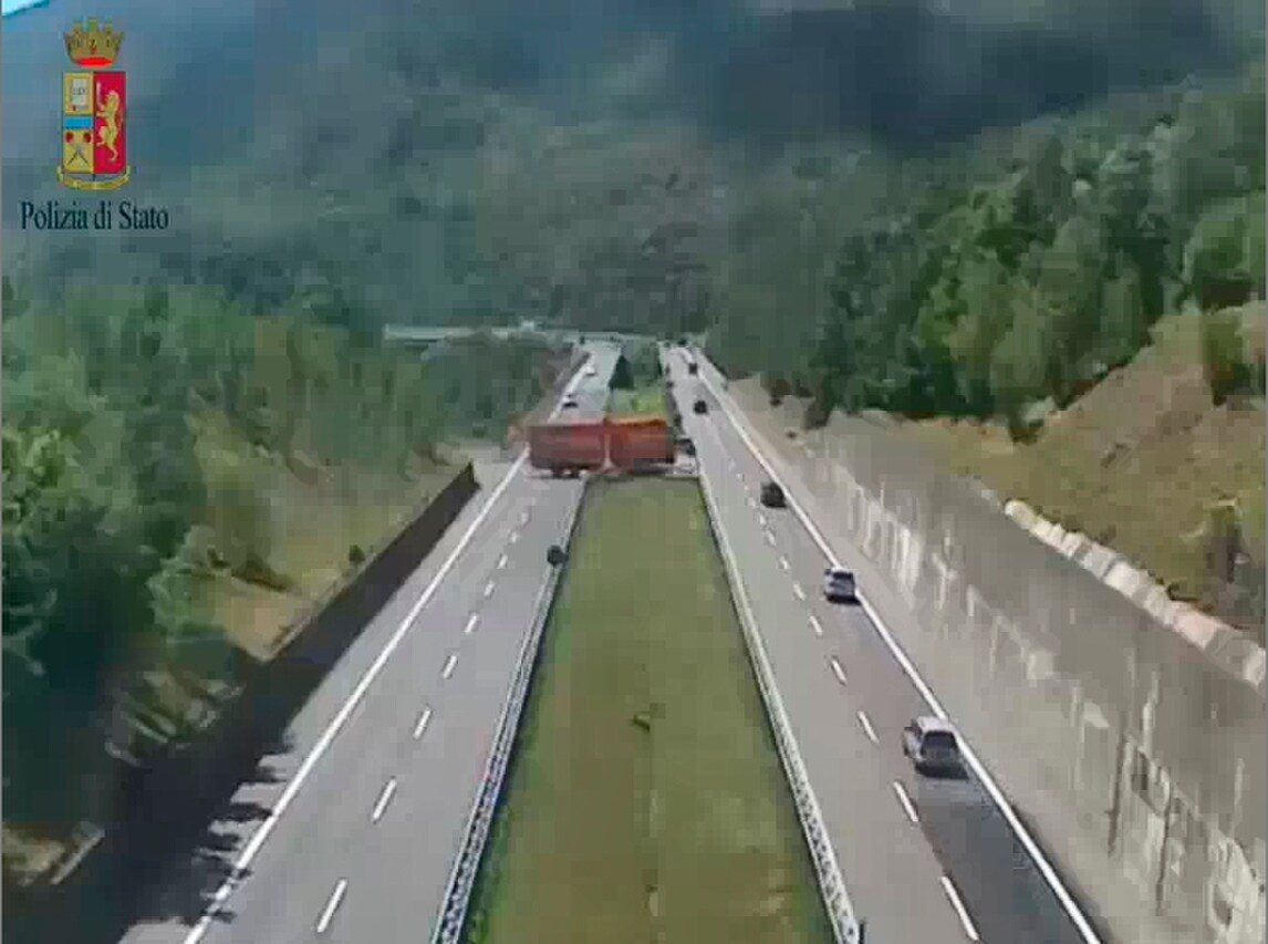 Il TIR fa inversione in autostrada, sfiorata la tragedia sulla Cisa