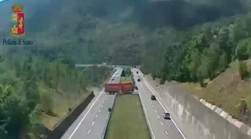 Il TIR fa inversione in autostrada, sfiorata la tragedia sulla Cisa