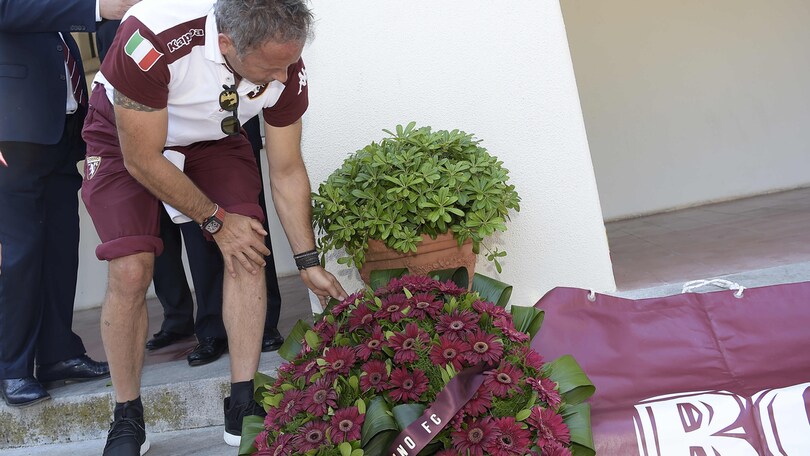 Torino, omaggio agli Invincibili a Lisbona: Mihajlovic porta la corona di fiori
