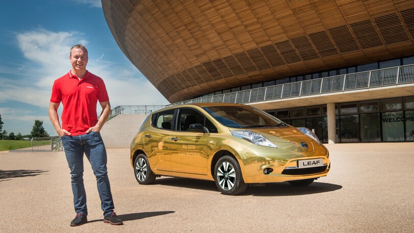 Nissan Leaf dorata: foto
