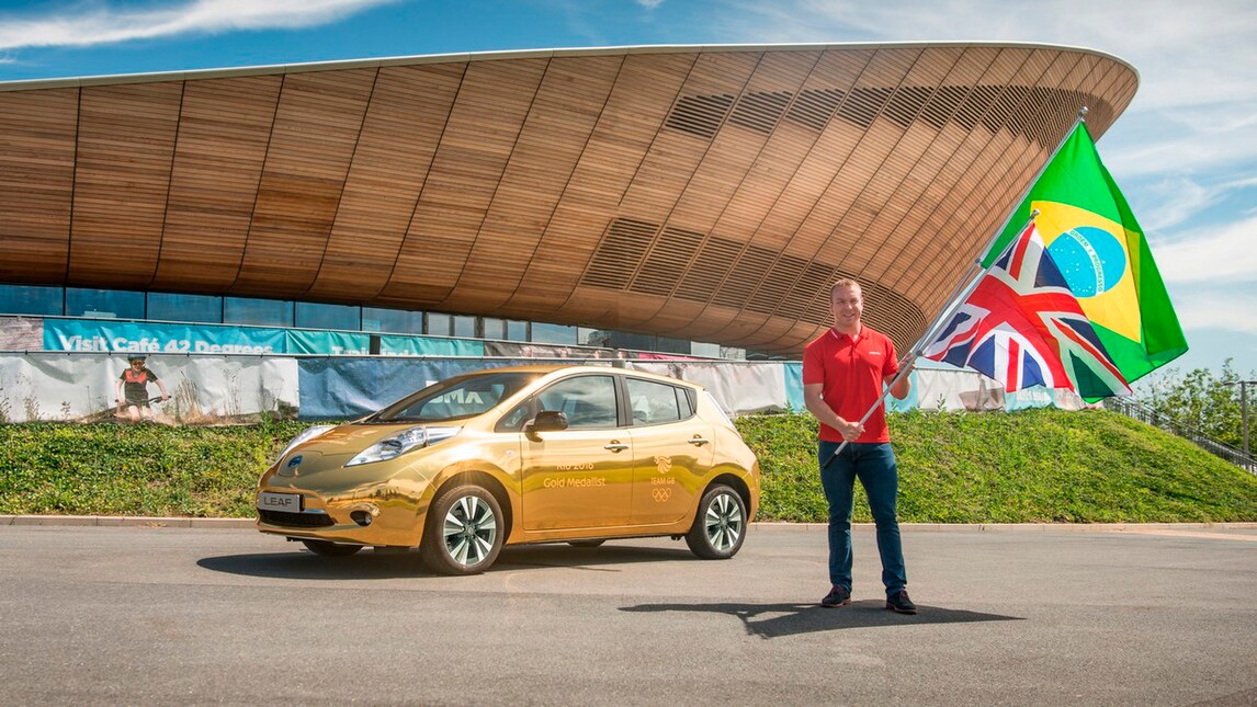Nissan, una Leaf dorata ai vincitori (britannici) dei Giochi di Rio