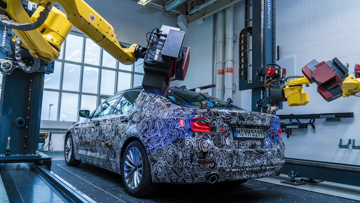 BMW, la nuova Serie 5 inaugura la "misurazione ottica"