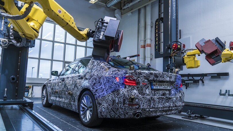 BMW, la nuova Serie 5 inaugura la "misurazione ottica"
