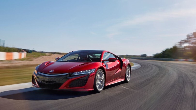 Honda NSX, supercar ibrido da 580 cv in pista a Estoril