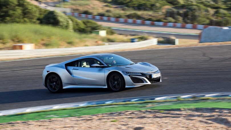 Honda NSX, foto e prezzi della supercar ibrida