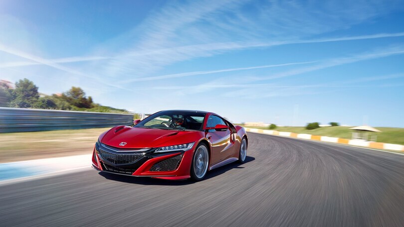 Honda NSX, sfida ad Audi R8: la prova