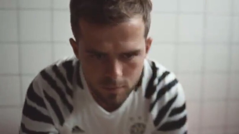 Juventus, Pjanic presenta la maglia anti-gufata