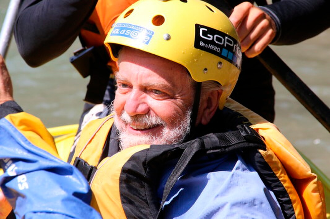 Napoli, De Laurentiis fa rafting e canta "Chi non salta è juventino"