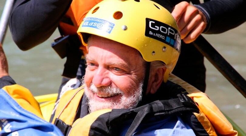 Napoli, De Laurentiis fa rafting e canta "Chi non salta è juventino"