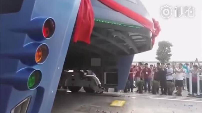 Il BUS rialzato che viaggia sopra il traffico e le auto