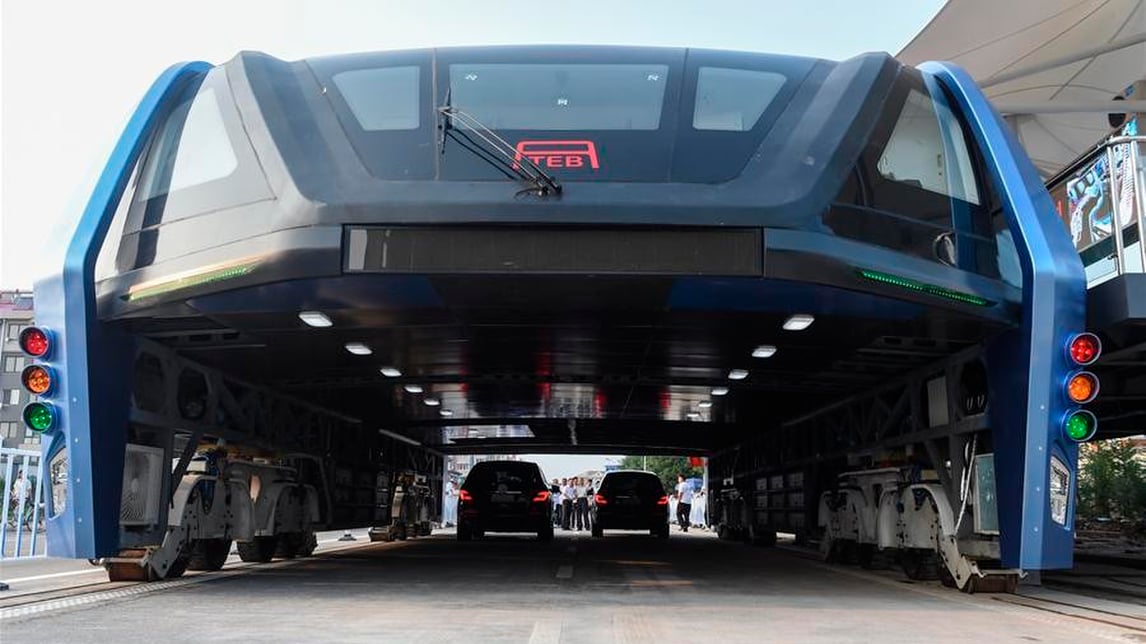 Il bus gigante che viaggia al di sopra le auto