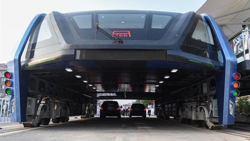 Il bus gigante che viaggia al di sopra le auto