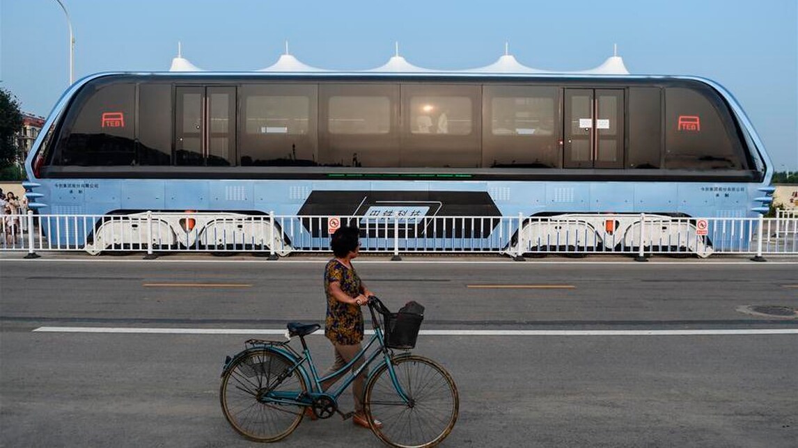 Il bus gigante che viaggia al di sopra le auto