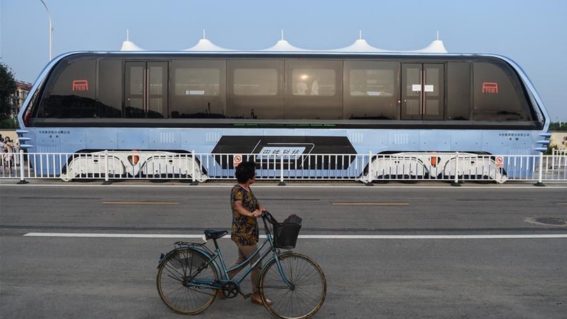Il bus gigante che viaggia al di sopra le auto