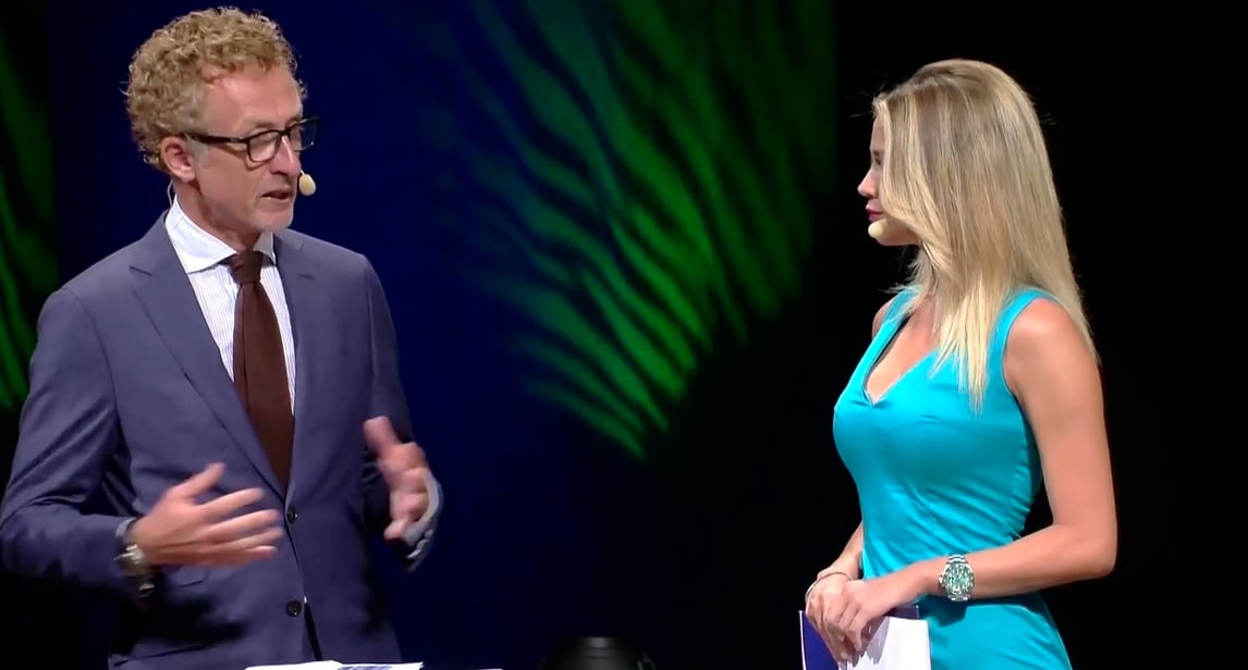 Serie B, Diletta Leotta in azzurro per il sorteggio del calendario