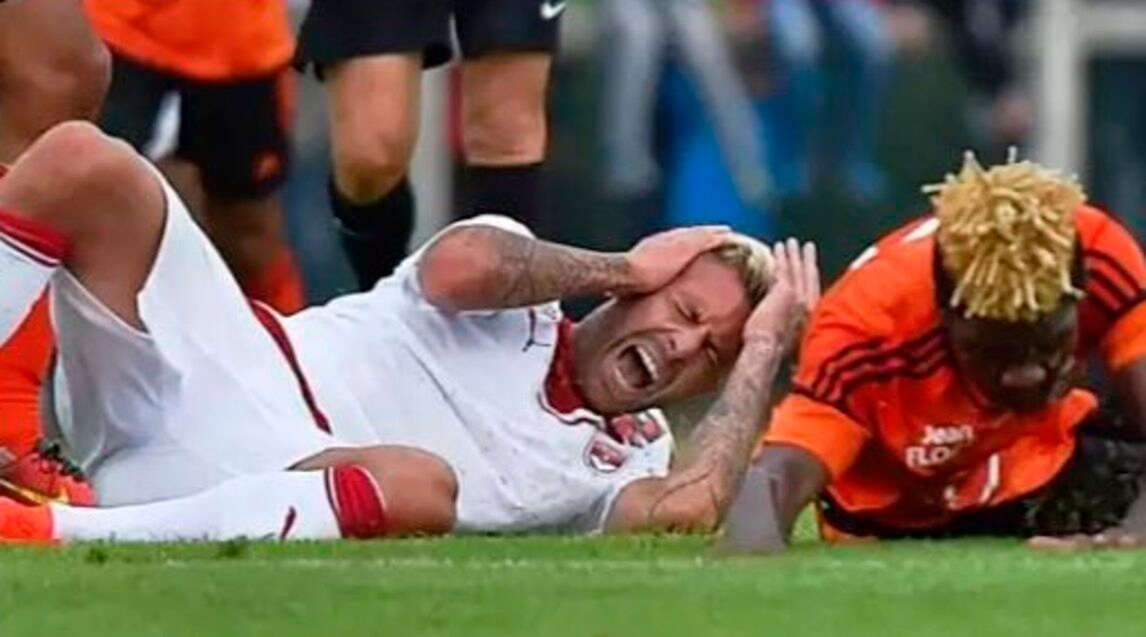 Menez choc: metà orecchio reciso