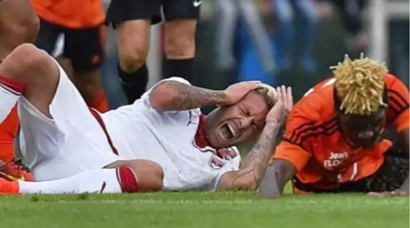 Menez choc: metà orecchio reciso