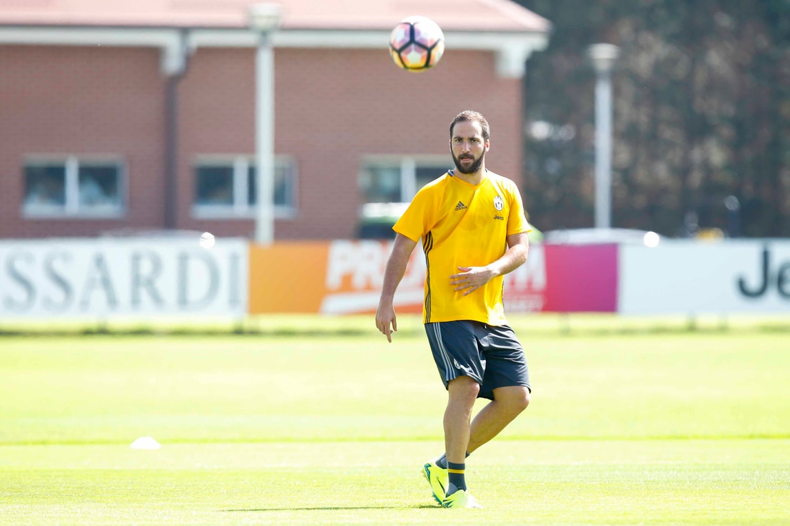 Juventus, domani a Londra la prima di Dani Alves e Higuain