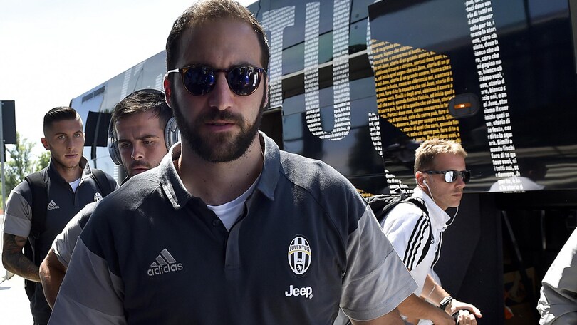 La Juventus a Londra: prima trasferta per Alves e Higuain