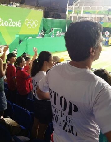 Rio2016: Arco. Tifoso protesta contro governo, allontanato con forza