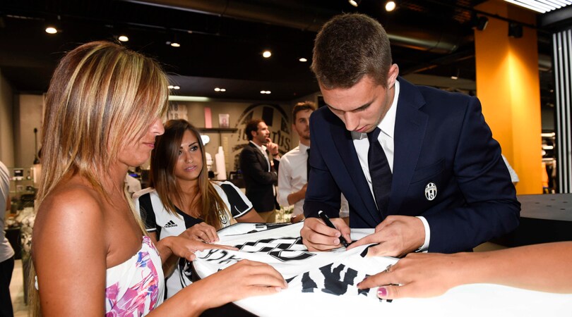 Juventus, che festa per Pjaca: selfie e autografi con i tifosi