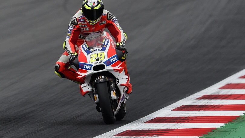 MotoGp Austria: Iannone in pole davanti a Rossi e Dovizioso