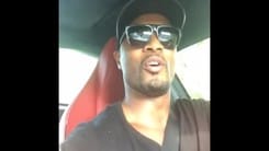Evra, che spasso! Canta a squarciagola sulla 'Pat mobile'
