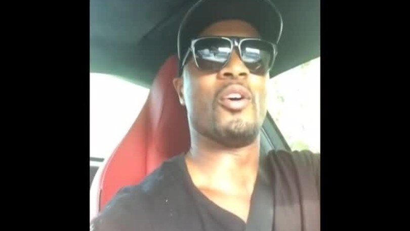 Evra, che spasso! Canta a squarciagola sulla 'Pat mobile'
