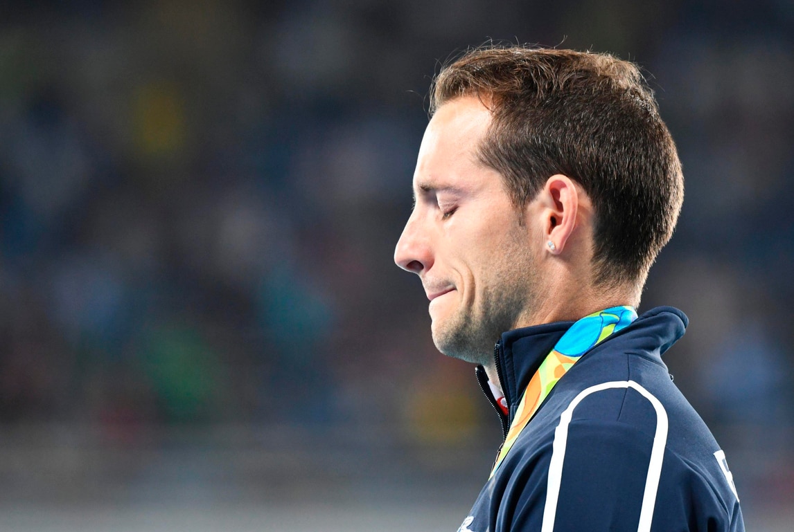 Rio 2016. le lacrime di Lavillenie sul podio, fischiato dai brasiliani