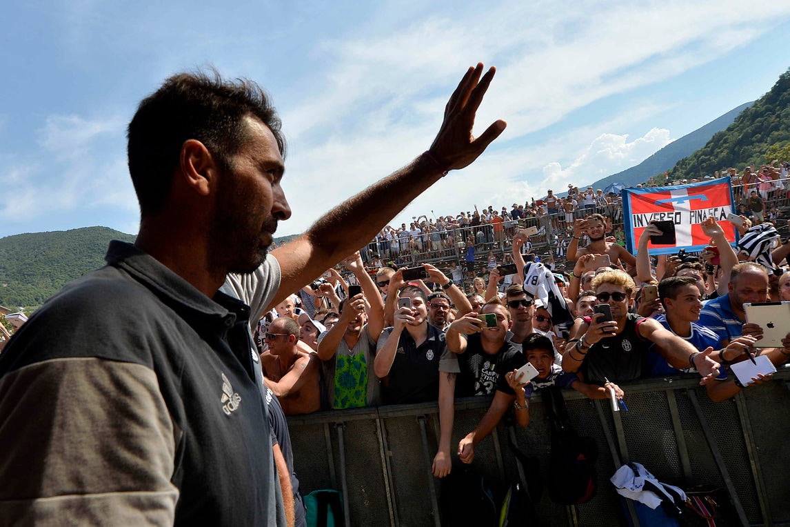 Juventus: delirio di tifosi a Villar, la carica dei 10.000