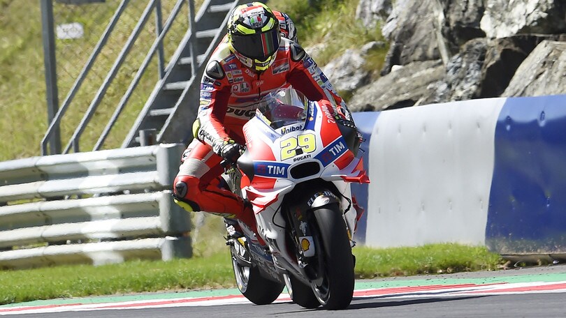 MotoGp, Brno: Iannone parte forte, Rossi 2°