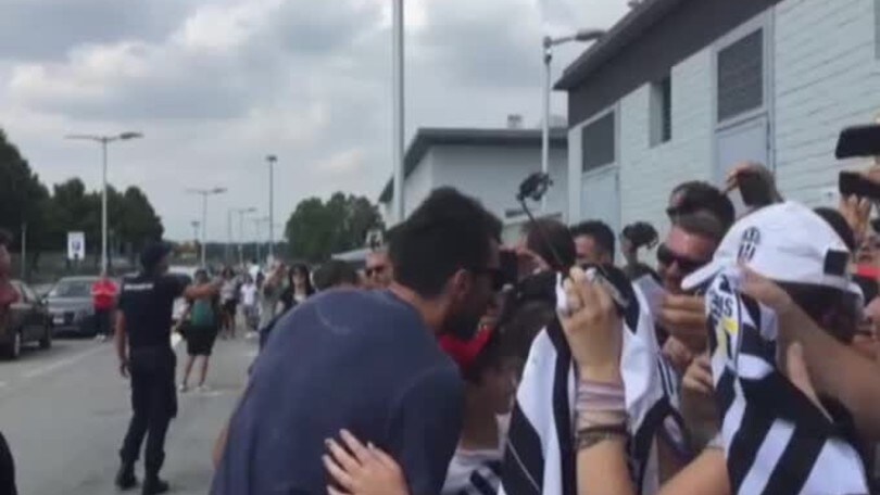 Buffon saluta i tifosi