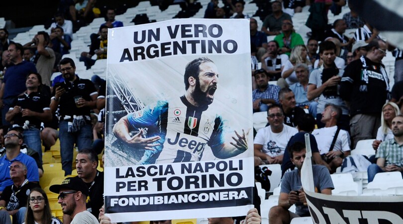 Juventus, i tifosi sono carichi: ecco gli striscioni per l'esordio
