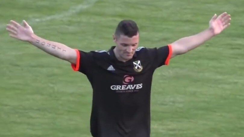 Il difensore è un fenomeno, tripletta incredibile